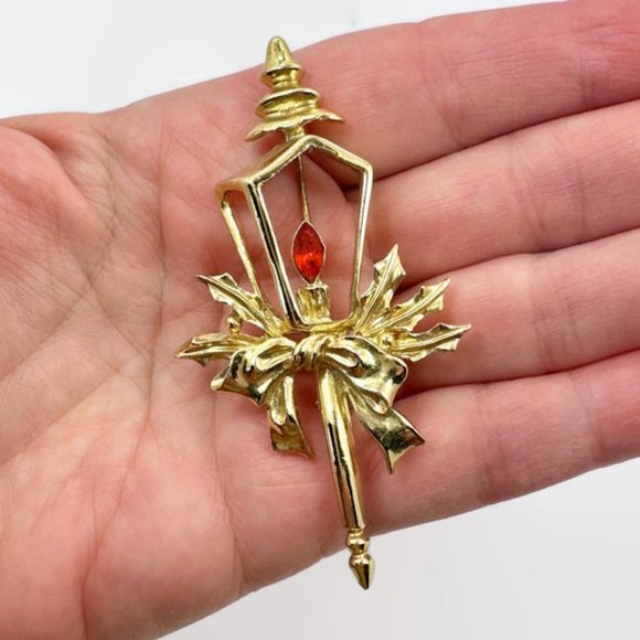 Christmas Pin, Lantern, Candlelight, Gold Tone, Rhinestone, Vintage Brooch - Picture 2 of 3